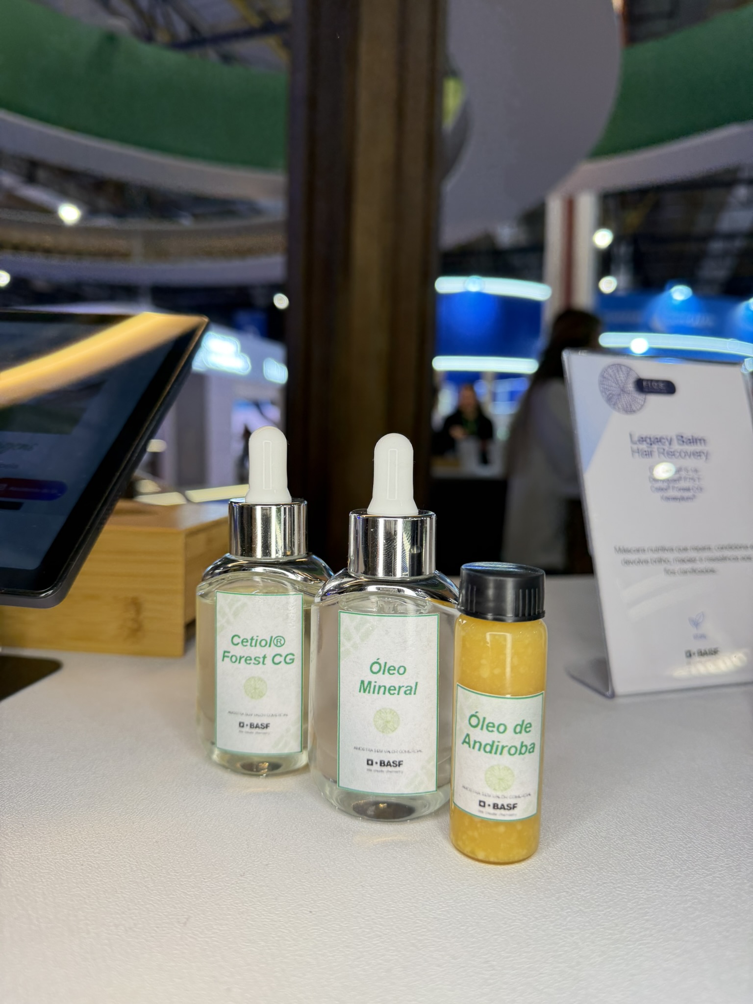 Cetiol® Forest CG ao lado do óleo mineral e óleo de andiroba como comparativo