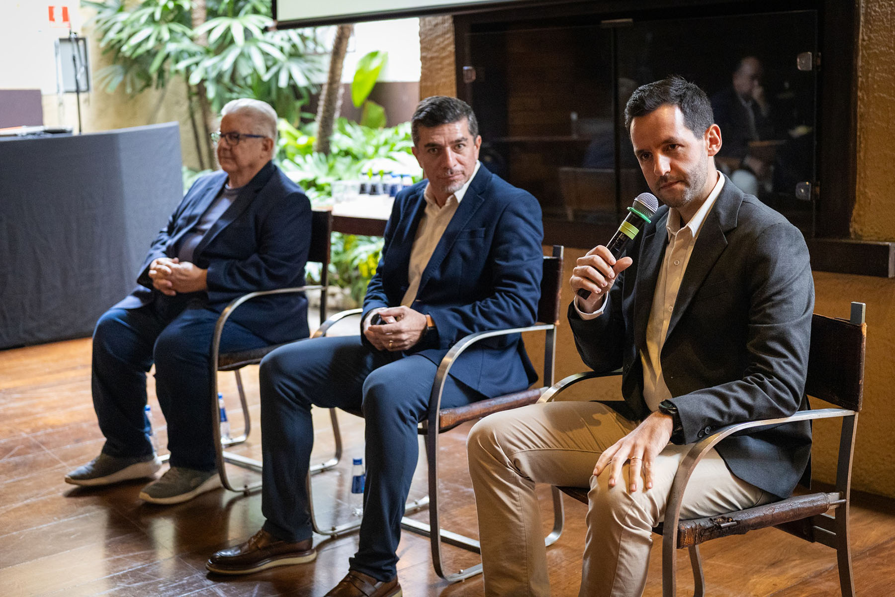 Da esquerda para a direita: Geraldo Papa (Unesp), Robison Serafim (CMO da UPL Brasil) e Leandro Valerim (gerente de inseticidas da UPL Brasil).